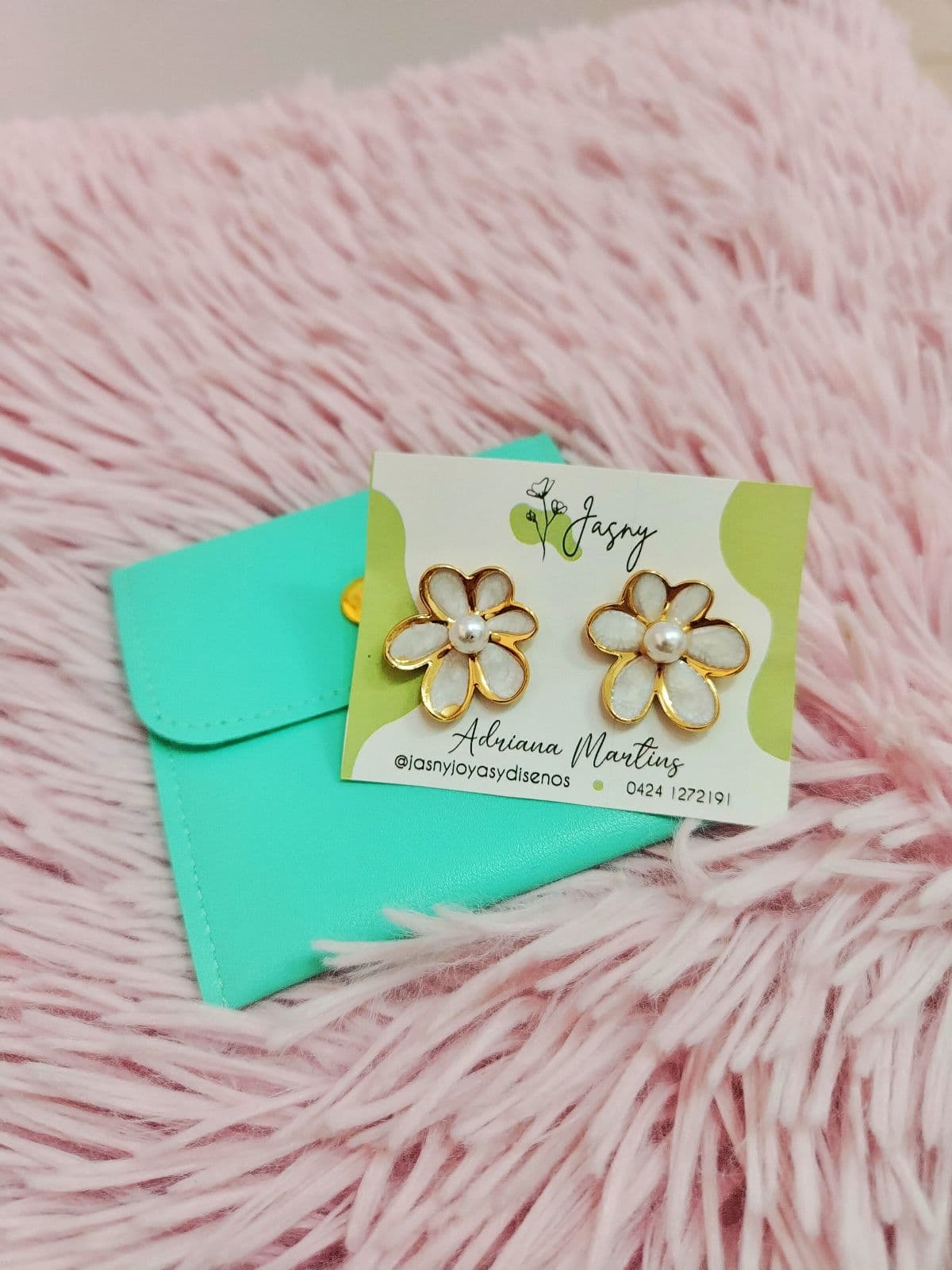 Zarcillos De Flor Blanca Esmaltada